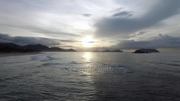 热带海滩上美丽的日出 — 图库视频影像