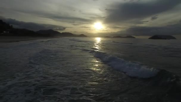 Tropisk strand på vakre soloppganger – stockvideo