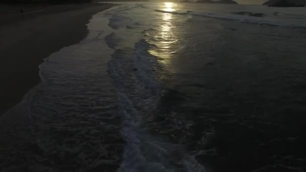 Tropisch strand op prachtige zonsopgang — Stockvideo