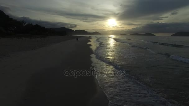 Tropisch strand op prachtige zonsopgang — Stockvideo