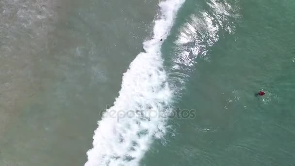 Ovansida av vågor i en strand — Stockvideo