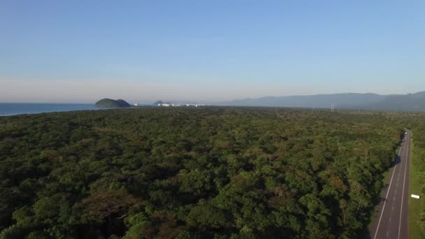 Вид с воздуха на побережье Сан-Себастьяо, Сан-Паулу, Бразилия — стоковое видео