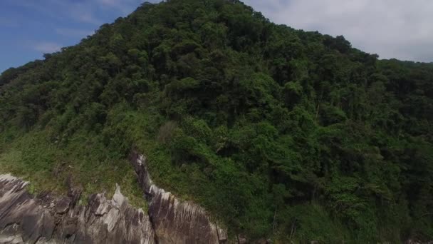 Bergfelsen am Strand — Stockvideo