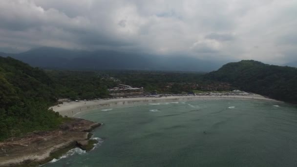 Letecký pohled na Praia do Engenho, Sao Sebastiao, Sao Paulo, Brazílie — Stock video