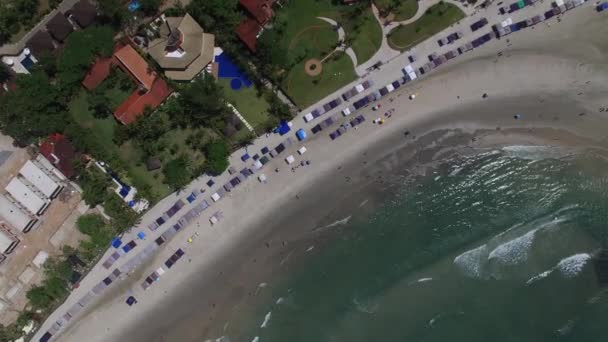 Blick von oben auf einen Strand — Stockvideo