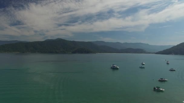 Вид с воздуха на остров Рай в Сан-Себастьяо, Бразилия — стоковое видео