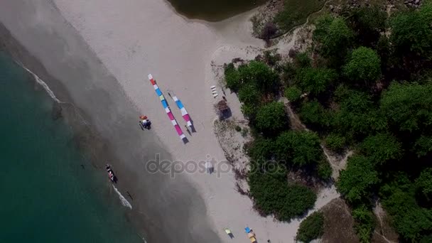 Bovenaanzicht van een paradijselijk eiland — Stockvideo