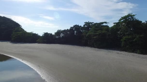 Vista aérea da Ilha do Paraíso em São Sebastião, Brasil — Vídeo de Stock