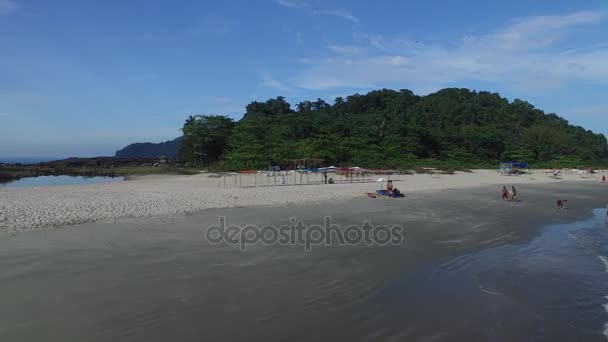 Αεροφωτογραφία του Paradise Island σε Sao Sebastiao, Βραζιλία — Αρχείο Βίντεο