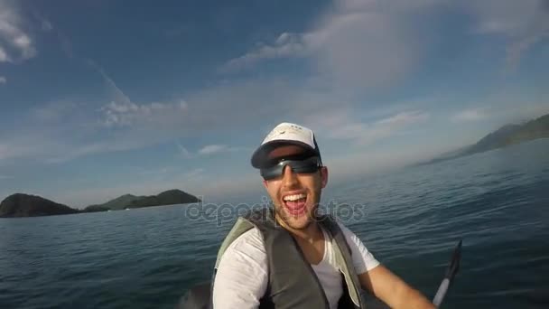 Man tar selfie på kajak i Brasilien — Stockvideo