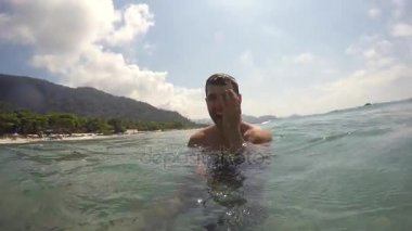 Bir selfie alarak ve having fun Beach Brezilya adam