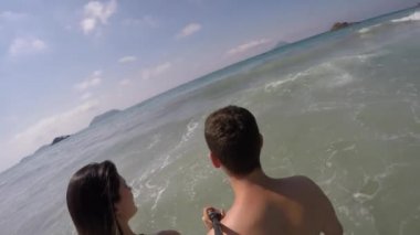 Çift bir selfie alarak ve having fun Beach Brezilya