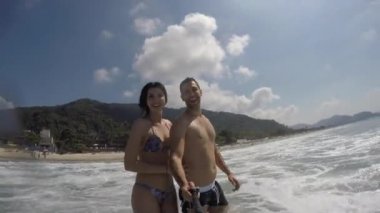 Çift bir selfie alarak ve having fun Beach Brezilya