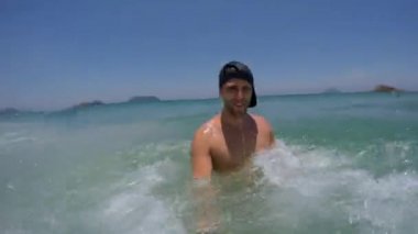 Bir selfie alarak ve having fun Beach Brezilya adam