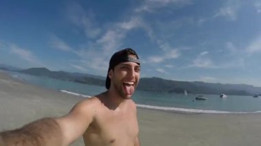 Bir selfie alarak ve having fun Beach Brezilya adam