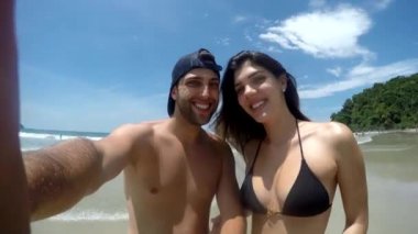 Çift bir selfie alarak ve having fun Beach Brezilya