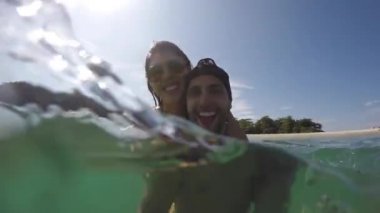 Çift bir selfie alarak ve having fun Beach Brezilya