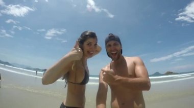 Çift bir selfie alarak ve having fun Beach Brezilya