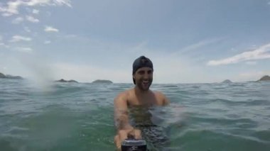 Bir selfie alarak ve having fun Beach Brezilya adam