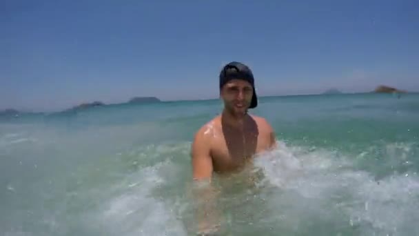 Hombre tomando una selfie y divirtiéndose en una playa en Brasil — Vídeo de stock