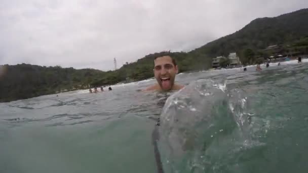 Hombre tomando una selfie y divirtiéndose en una playa en Brasil — Vídeo de stock