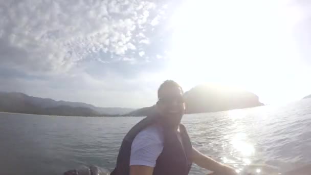 Uomo che si fa selfie in kayak in Brasile — Video Stock