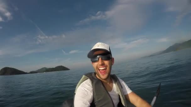 Homme prenant selfie en kayak au Brésil — Video