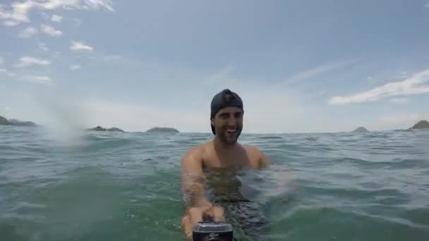 Hombre tomando una selfie y divirtiéndose en una playa en Brasil — Vídeo de stock