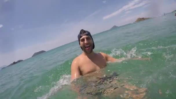 Uomo che si fa un selfie e si diverte in una spiaggia in Brasile — Video Stock