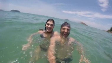 Çift bir selfie alarak ve having fun Beach Brezilya