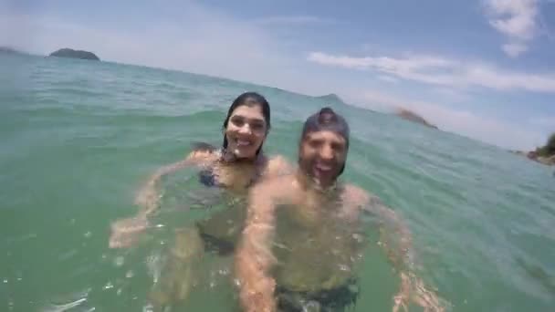 Pareja tomando una selfie y divirtiéndose en una playa en Brasil — Vídeo de stock