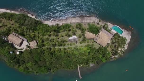 Blick von oben auf die Insel in ilhabela, Brasilien — Stockvideo