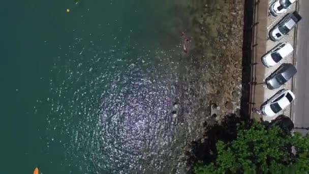 Üstten Görünüm deniz ve street, Ilhabela, Brezilya — Stok video