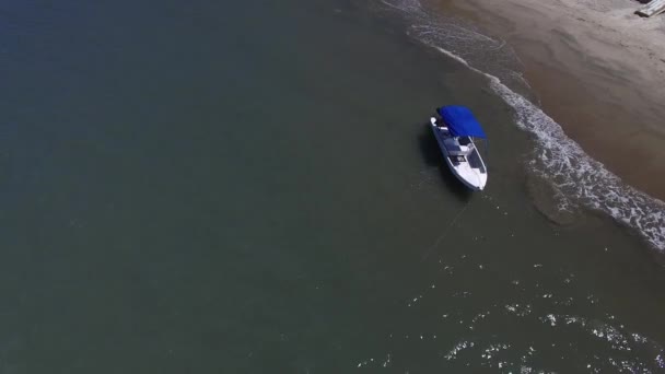 Bovenaanzicht van een zeilboot — Stockvideo