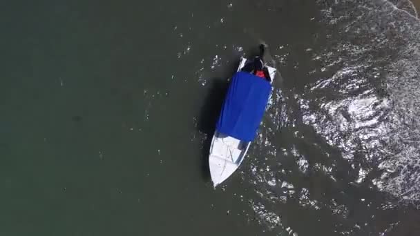 Bovenaanzicht van een zeilboot — Stockvideo