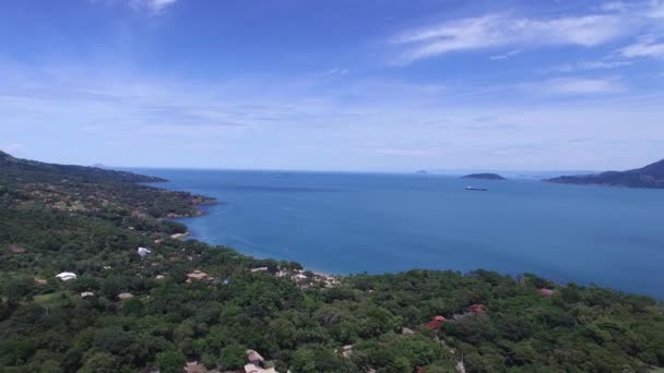 Εναέρια άποψη του παραλία Πράια ντο Curral (παραλία Curral) σε Ilhabela, Σάο Πάολο, Βραζιλία — Αρχείο Βίντεο