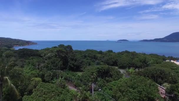 Letecký pohled Praia do Curral (Curral Beach) v Ilhabela, Sao Paulo, Brazílie — Stock video