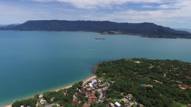 Повітряних подання Прая робити Curral (пляж Curral) на острові Ilhabela, Сан-Паулу, Бразилія — стокове відео