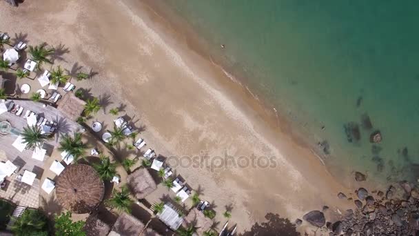 Top View av Praia do Curral (Curral Beach) i Ilhabela, Sao Paulo, Brasilien — Stockvideo