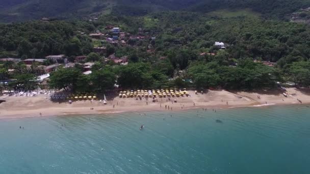 Вид с воздуха на пляж Фелия-ду-Куррал (Curral Beach) в Ильфеле, Сан-Паулу, Бразилия — стоковое видео