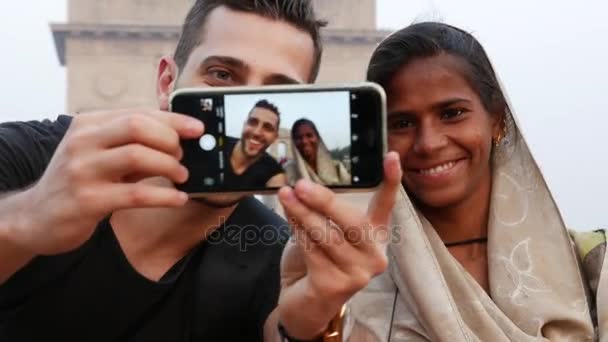 Bir selfie bir kadın ile Hindistan kapı, Yeni Delhi alarak turizm — Stok video