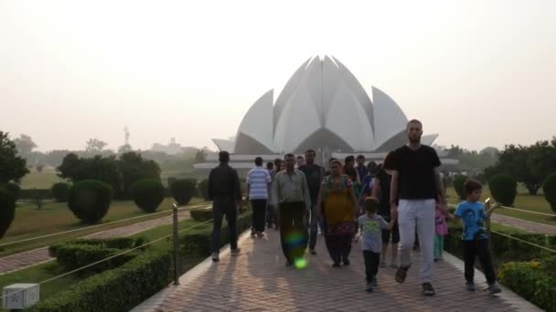 NEW DELHI, INDIA - CIRCA NOVEMBER 2016: Lotus Temple (Baha'i Temple) in Delhi, India — Stock Video