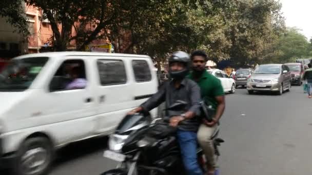 NEW DELHI, INDIA - CIRCA NOVEMBRE 2016: Traffico a Nuova Delhi, India — Video Stock