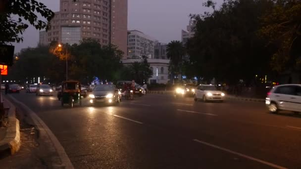 НЬЮ-ДЕЛИ, Индия - CIRCA NOVEMBER 2016: Traffic at night in New Delhi, India — стоковое видео