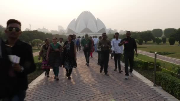 New Delhi, India - omstreeks November 2016: Lotus Tempel (Bahá ' í tempel) in Delhi, India — Stockvideo