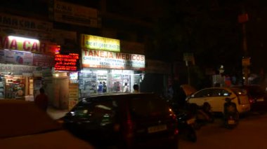 Yeni Delhi, Hindistan - Kasım 2016 yaklaşık: Gece trafikte Yeni Delhi, Hindistan