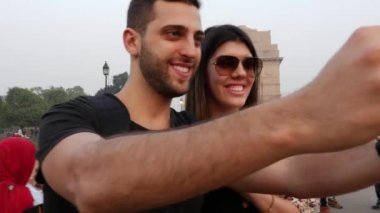Bir selfie Hindistan kapı, Yeni Delhi çekici çift
