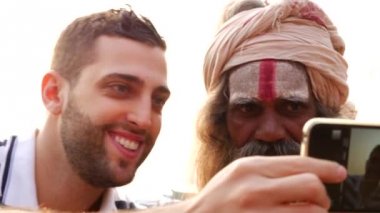 Hindistan'da kutsal adam Sadhu ile bir selfie alarak turizm