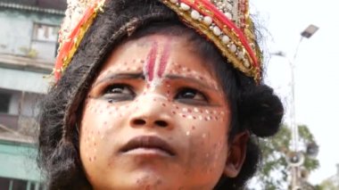 Hintli çocuk Varanasi, Hindistan'da Tanrı Shiva gibi giyinme