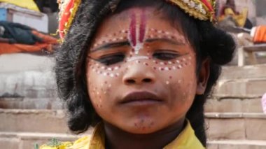 Hintli çocuk Varanasi, Hindistan'da Tanrı Shiva gibi giyinme